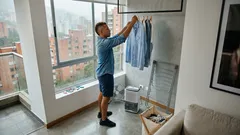 Cómo secar la ropa en casa sin depender del clima y sin llenar la sala de desorden
