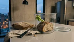 El truco del apio para que el pan no se ponga duro tan rápido en casa